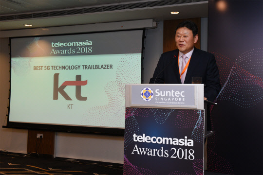 KT는 26일(현지시간) 싱가폴 썬택 컨벤션 센터에서 진행된 '텔레콤 아시아 어워드 2018'에서 '최우수 5G 기술 선도사업자상'을 수상했다. 사진은 수상자로 나선 안창용 KT 네트워크부문 상무가 수상소감을 말하는 모습.  KT 제공